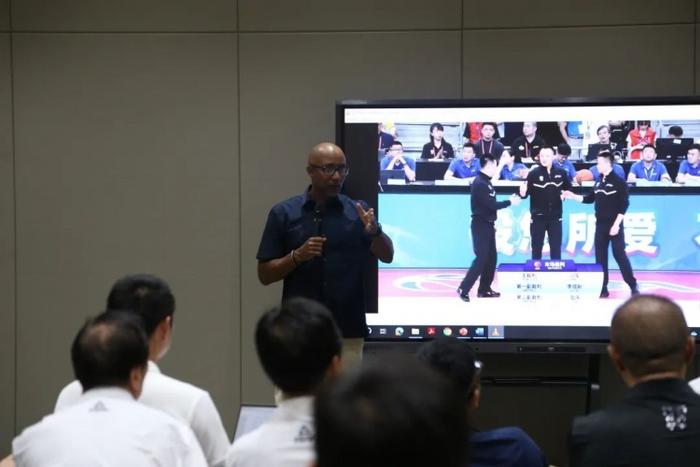 刻苦训练篮球时如何避免受伤的建议_1